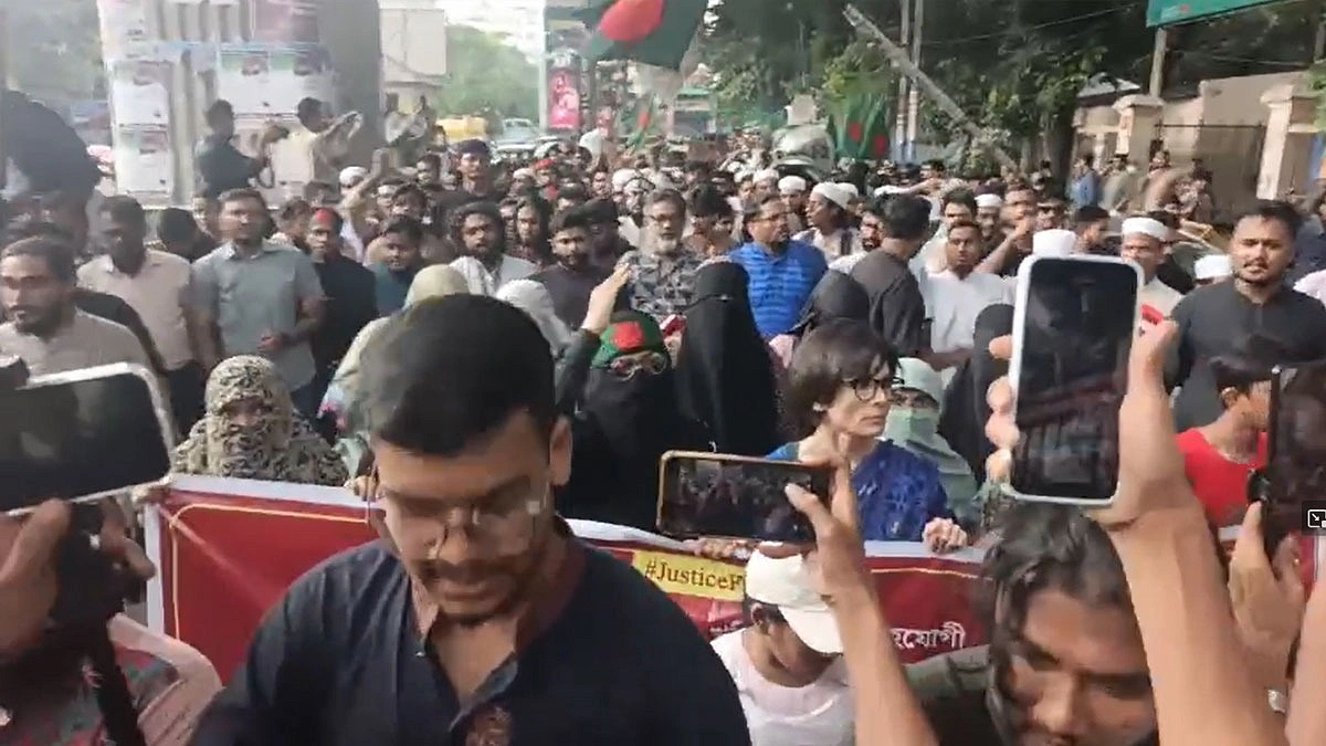 সাবেক রাষ্ট্রপতিকে গ্রেপ্তারের দাবিতে বিক্ষোভ