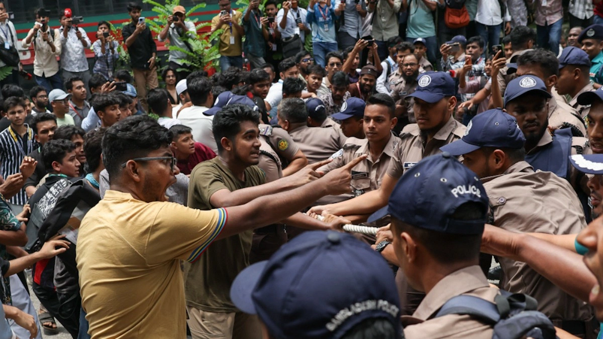 প্রধানমন্ত্রীর অনুষ্ঠানস্থলের পাশেই বিক্ষোভে শিক্ষার্থীরা, পুলিশের বাধায় হট্টগোল
