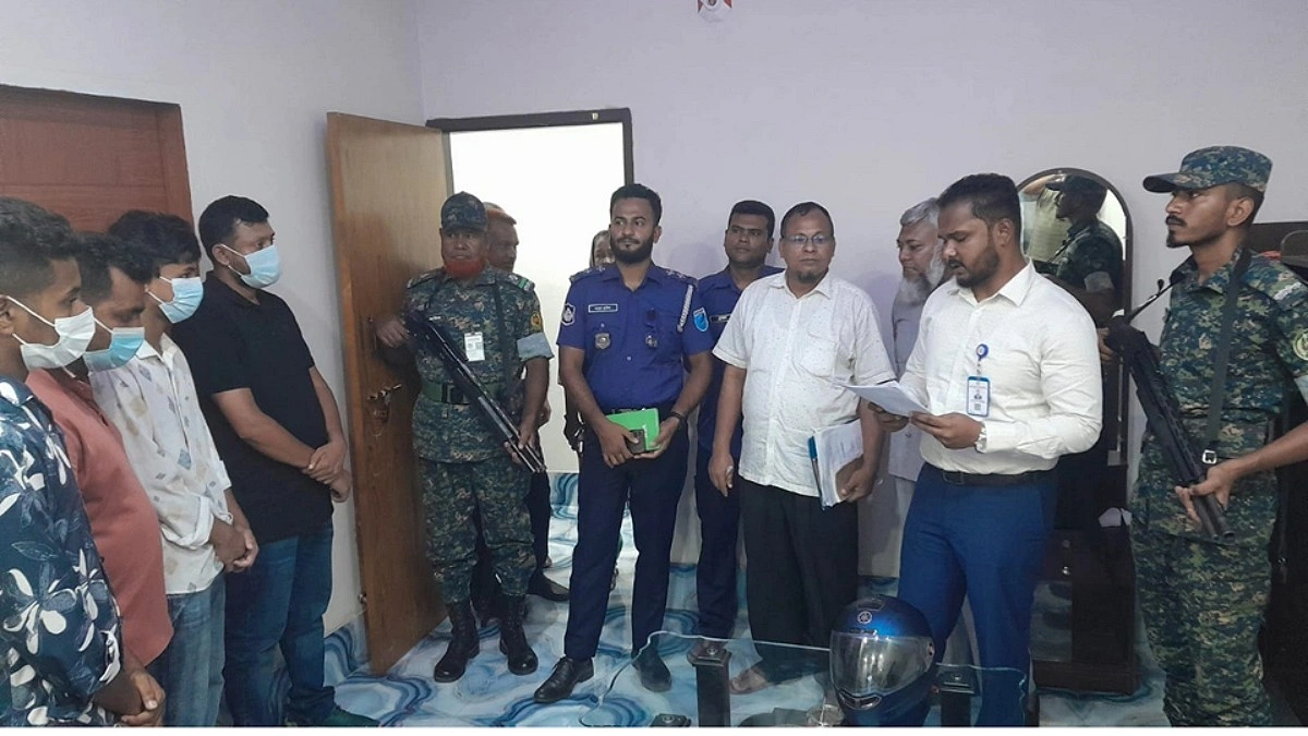 আবাসিক হোটেলে অভিযান, ৫ নারীসহ আটক ১১