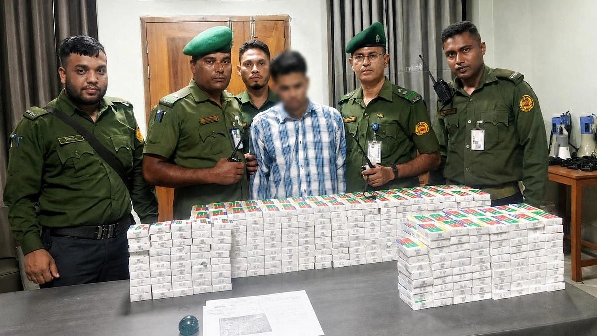 সরকারি ওষুধ চুরির সময় আটক হাসপাতালের কর্মচারী