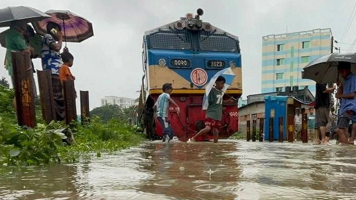ঝড়ের রাতে পরিবার নিয়ে অনিশ্চয়তায় হাজার যাত্রী