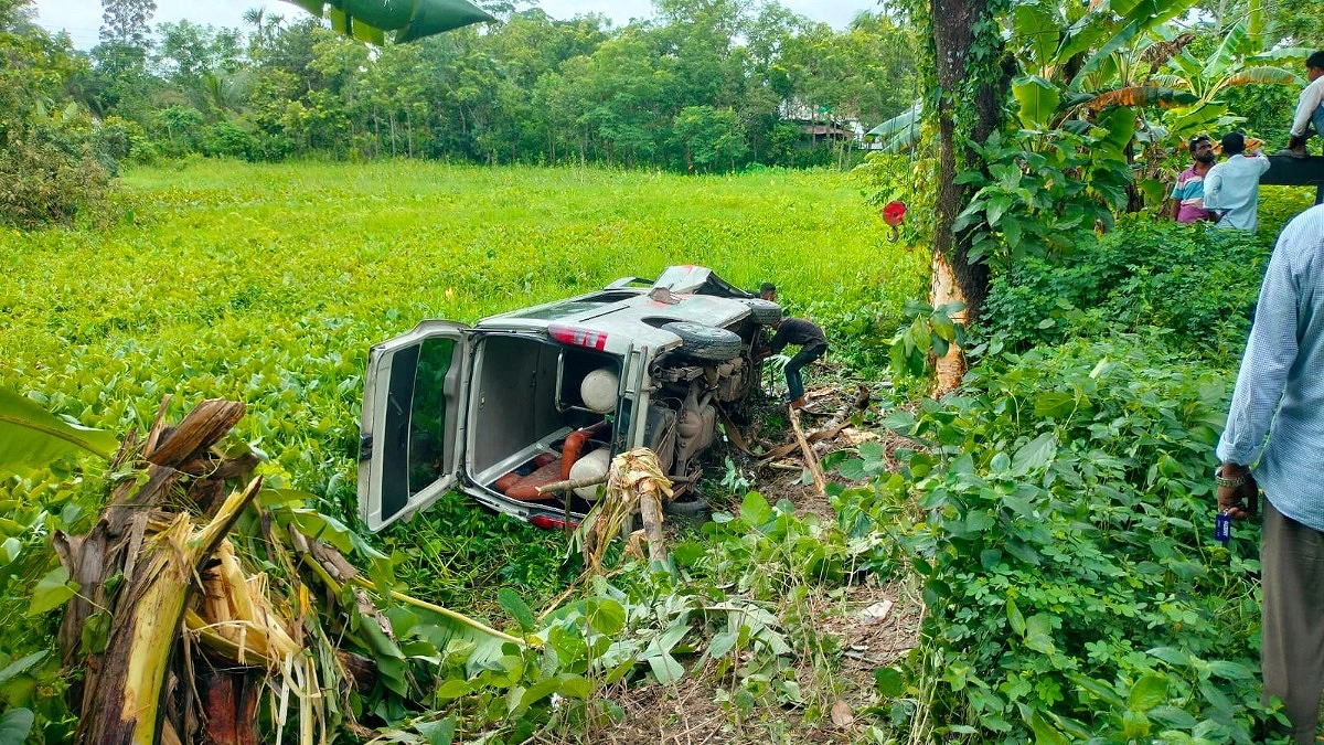 গাছে ধাক্কা লেগে রোগীসহ অ্যাম্বুলেন্স খাদে, আহত ছয়