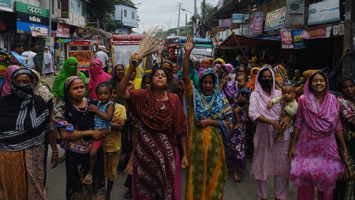 বিএম কলেজ ছাত্রদল নেতাদের বিরুদ্ধে ঝাড়ু মিছিল