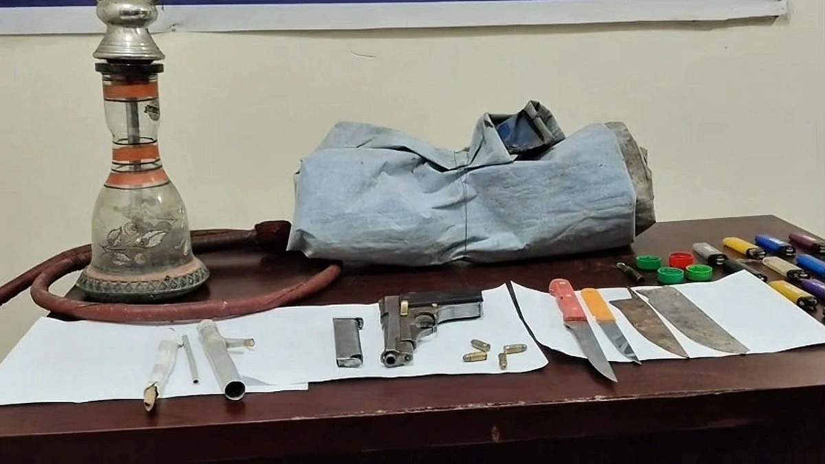 মাদক কারবারির বাড়ি থেকে বিদেশি পিস্তল ও গুলি উদ্ধার