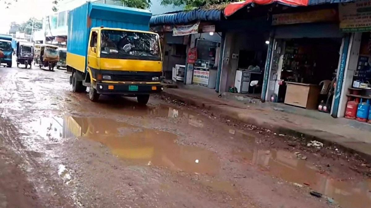 খানাখন্দে ভরা সড়ক, ঝুঁকি নিয়ে চলছে যানবাহন