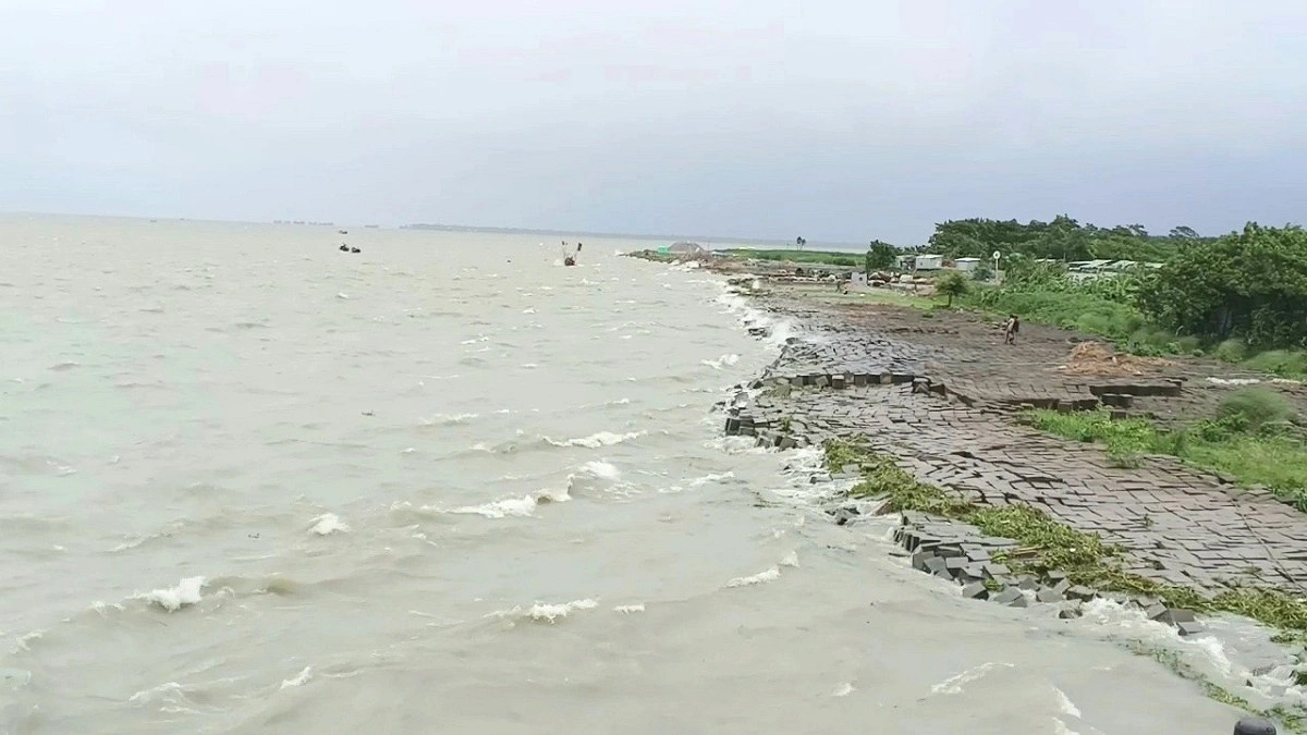 উত্তাল মেঘনা, ভোলায় ৫ নৌপথে বন্ধ লঞ্চ