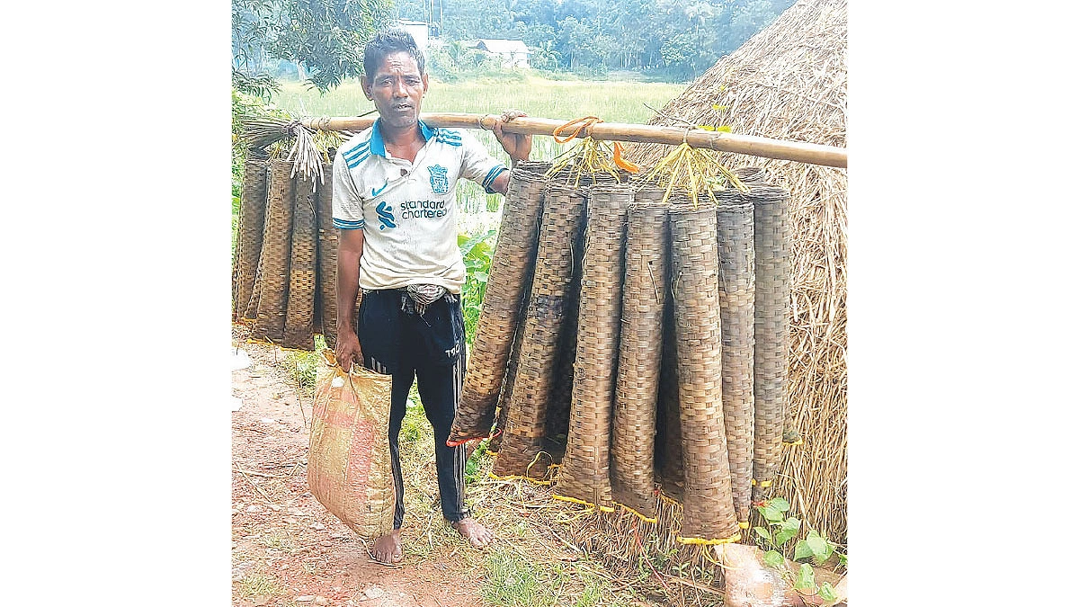 কুঁচিয়া ধরেই চলে আটজনের সংসার