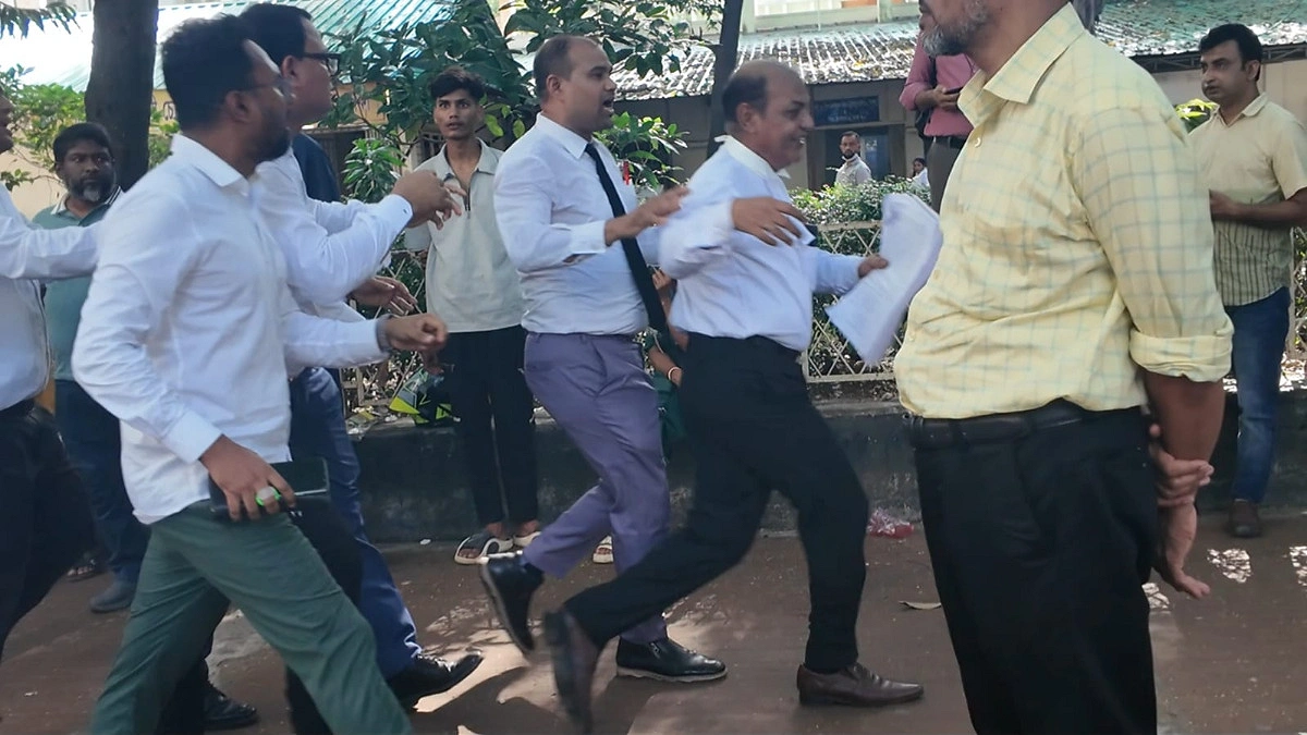 জয় বাংলা স্লোগানে তোপের মুখে আওয়ামীপন্থী আইনজীবীরা