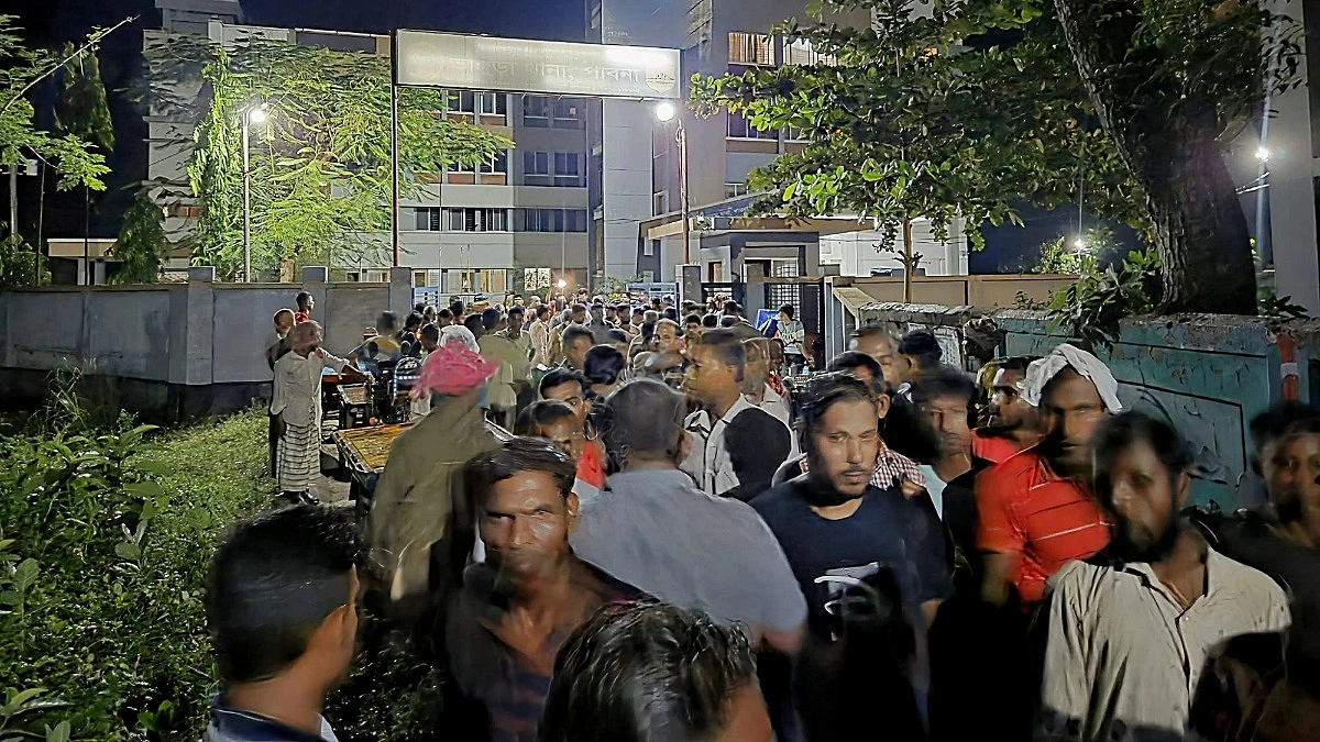 থানা ঘেরাও করে যুবলীগ নেতাকে ছাড়িয়ে নিয়ে গেল গ্রামবাসী