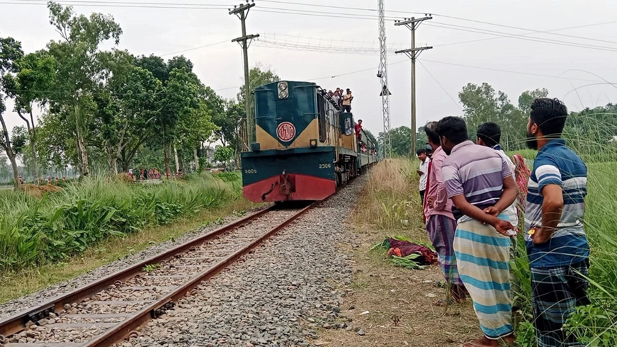 পৃথক ট্রেনে কাটা পড়ে দুই নারীর মৃত্যু