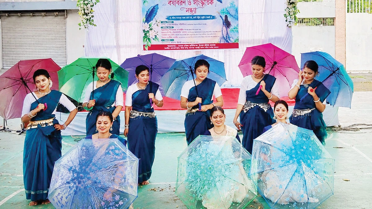 বর্ষামুখর ইডেন আঙিনা