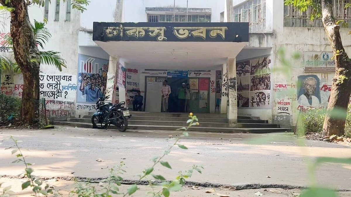 চাকসুর আপত্তিতে আওয়ামীপন্থী ৮ শিক্ষক ছাড়াই সিনেট অধিবেশন শুরু