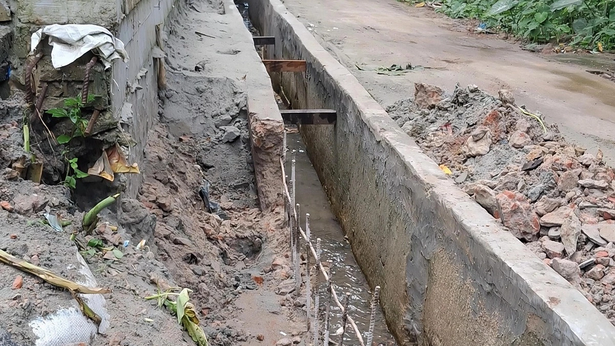 ১০ লাখ টাকার ড্রেনের দেয়ালে ফাটল, ভরসা কাঠের ঠেকা