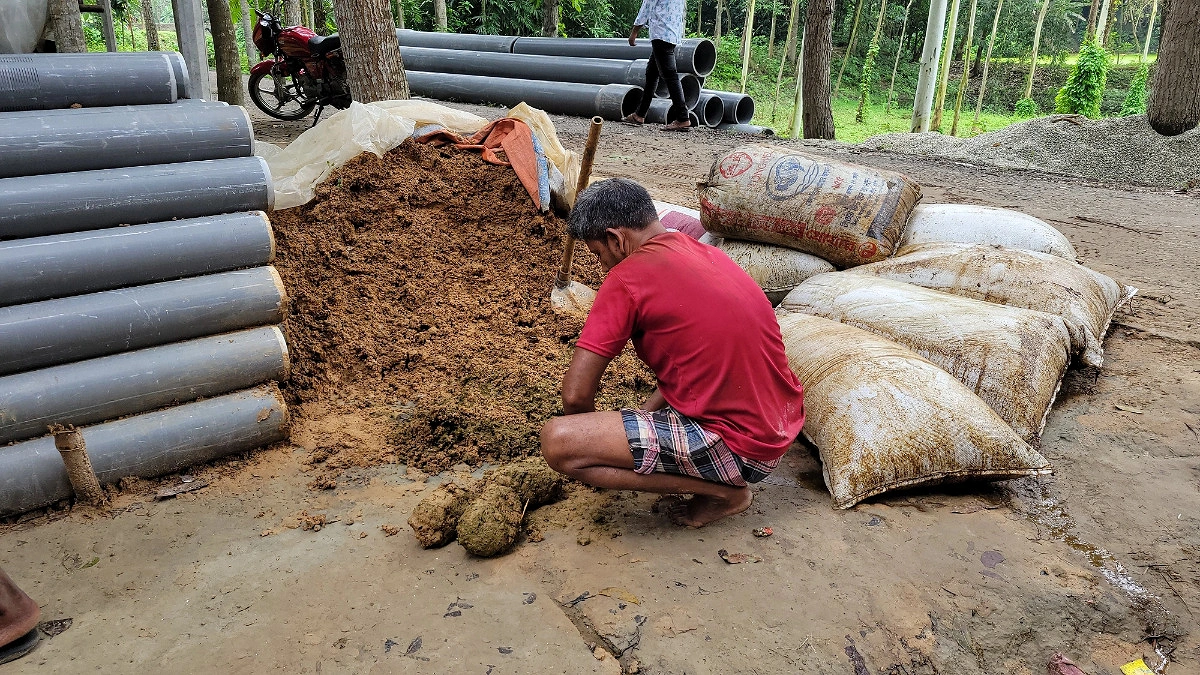 নিয়মকে বৃদ্ধাঙ্গুলি, নলকূপ খননে ব্যবহার করা হচ্ছে গোবর