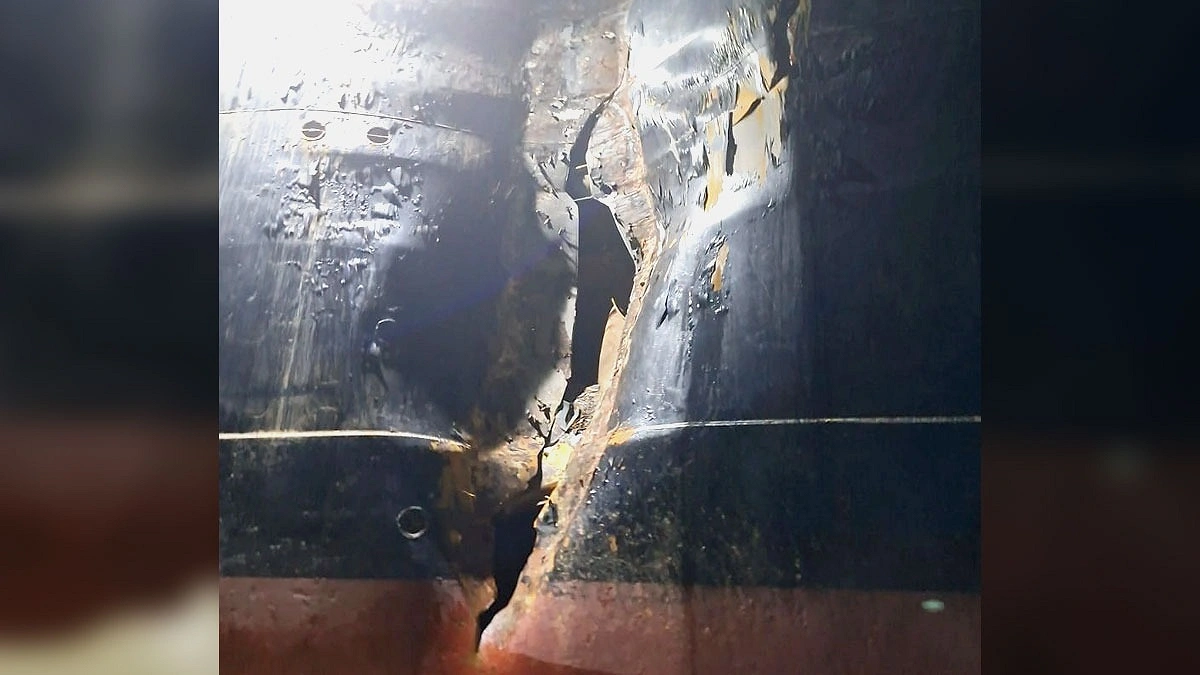 চট্টগ্রাম বন্দরে নোঙর করা জাহাজে আরেক জাহাজের ধাক্কা