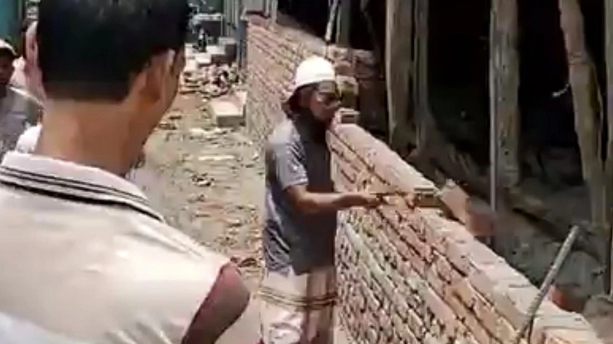 বিদ্যালয়ের নির্মীয়মান দেয়াল ভাঙা নিয়ে উত্তেজনা