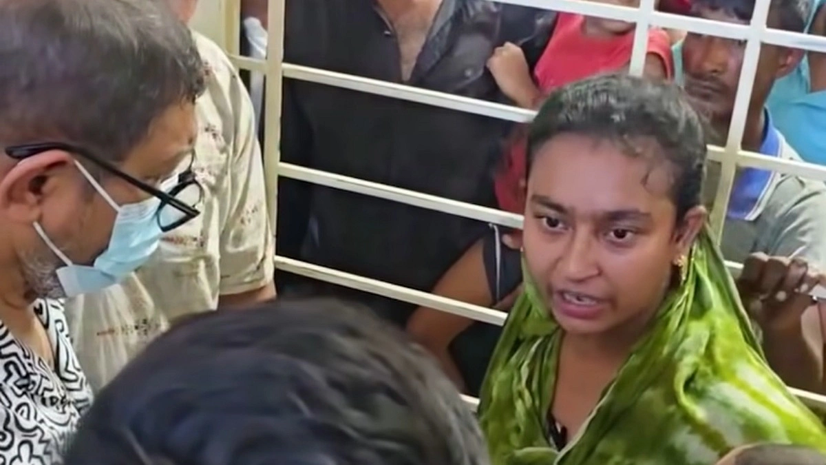 মন্ত্রীর সামনে মায়ের ক্ষোভ
