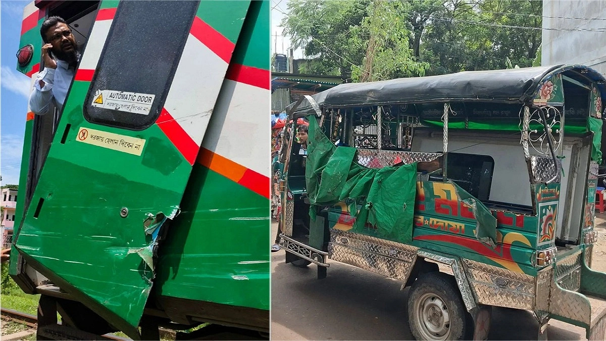 রেললাইনের পাশে থাকা টেম্পোর ধাক্কায় ভাঙল পর্যটক এক্সপ্রেসের দরজা