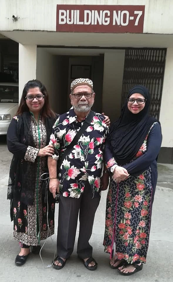 দুই কন্যা মুনিজা বশীর ও মুনীরাহ বশীরের সঙ্গে শিল্পী, শেষ দিনগুলোতে, ফার্মগেটের বাসার নিচে