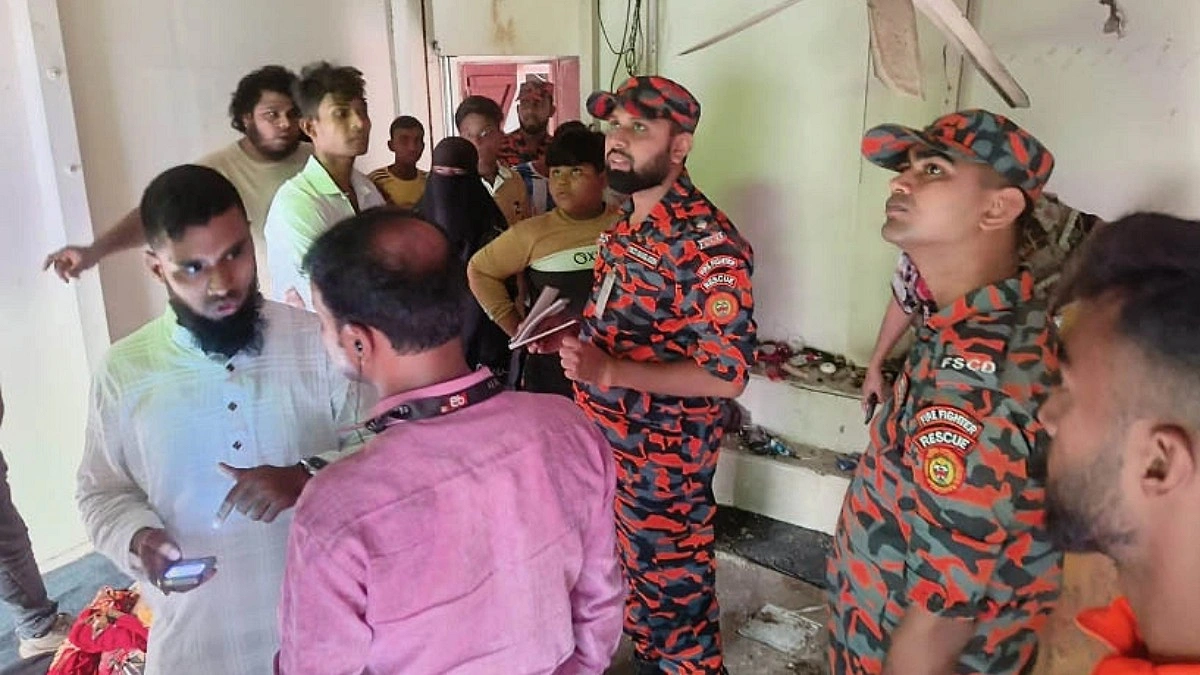 গ্যাস লিকেজ থেকে বিস্ফোরণ, শিশুসহ দম্পতি দগ্ধ