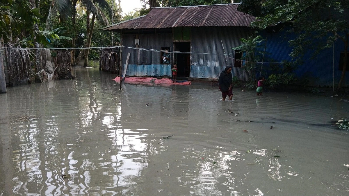 নদী পাড়ের বসতিতে দুর্ভোগের জোয়ার