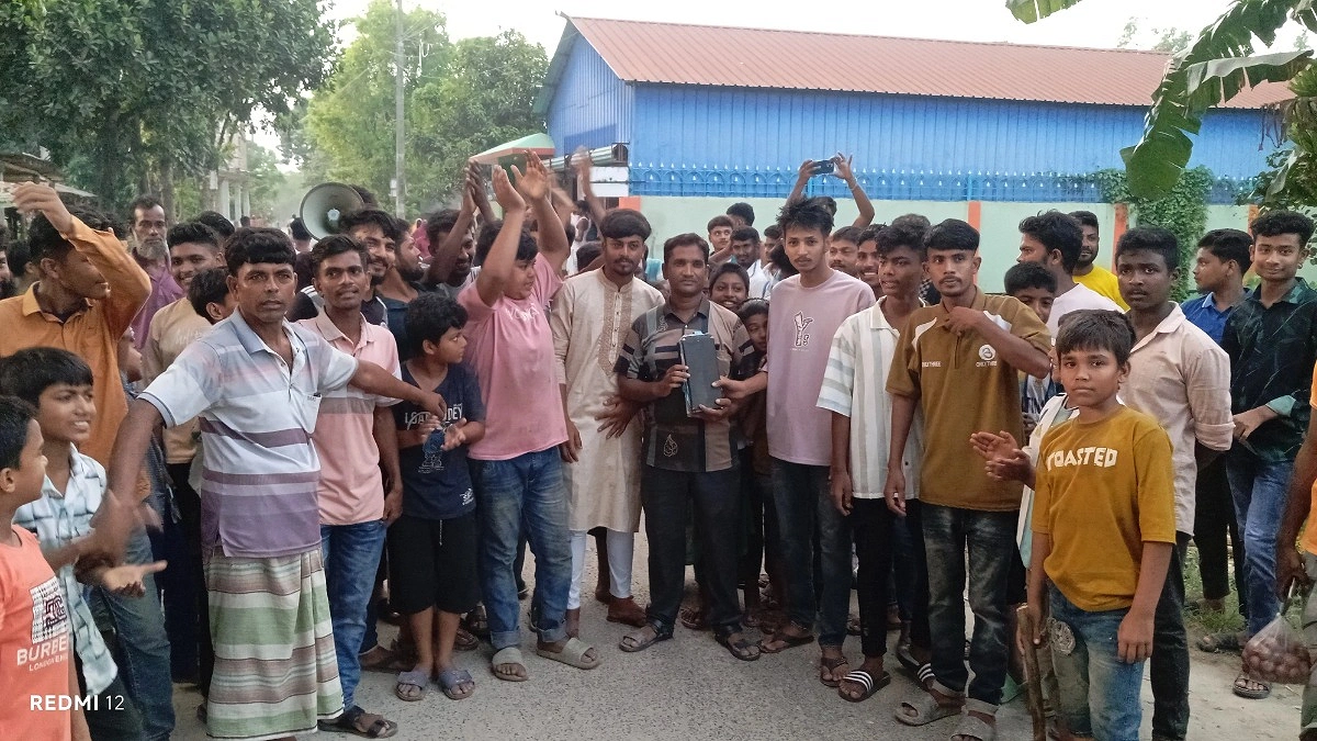অতিরিক্ত লোডশেডিং, পল্লী বিদ্যুতের কর্মীকে আটকে রাখল এলাকাবাসী