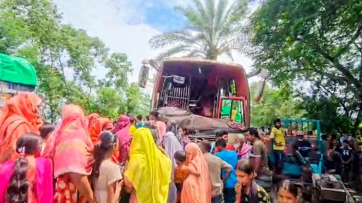 বাসের ধাক্কায় প্রাণ গেল ৩ টেম্পু যাত্রীর