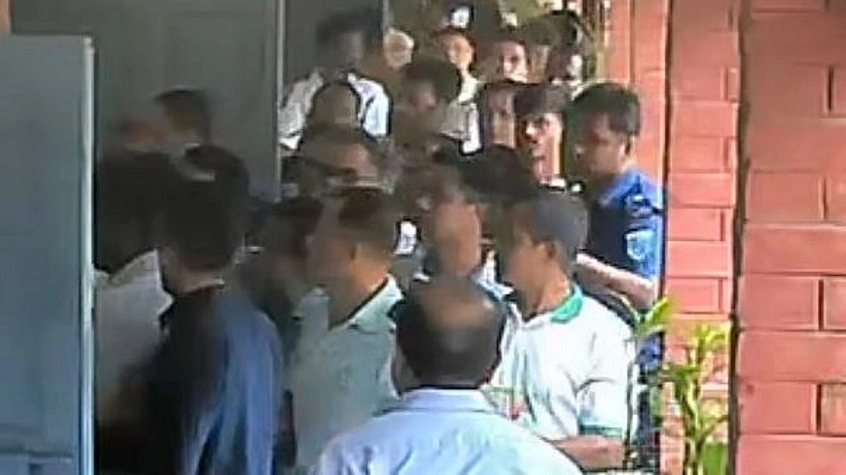 ইউএনওর সামনে পুলিশকে লাথি, বিএনপি নেতার ছেলের বিরুদ্ধে মামলা