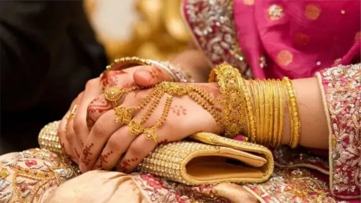 স্বর্ণের দাম ভরিতে বাড়ল ১০ হাজার টাকা