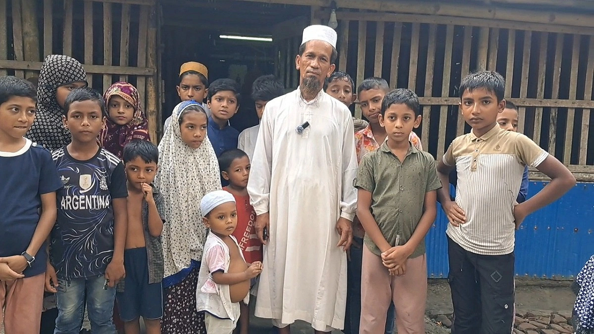 ফজরের পর শিক্ষক, দিনে রাজমিস্ত্রি