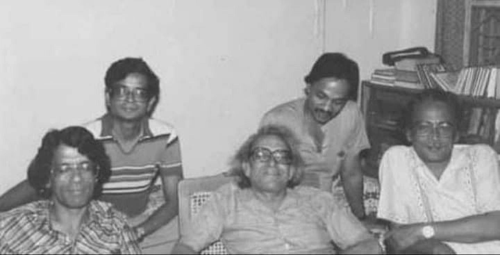 হুমায়ুন আজাদ, হুমায়ূন আহমেদ, শামসুর রাহমান, ইমদাদুল হক মিলন ও সালেহ চৌধুরী (বাঁ থেকে)