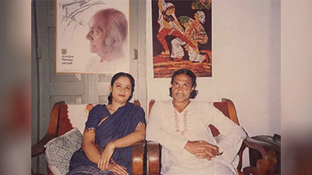 নিজের বসার ঘরে, সস্ত্রীক কবি আবদুল মান্নান সৈয়দ