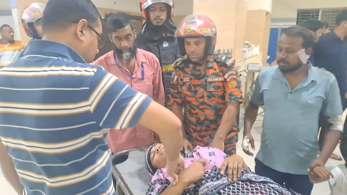 সিরাজগঞ্জে ট্রাকের ধাক্কায় বাসচালকসহ দুইজন নিহত