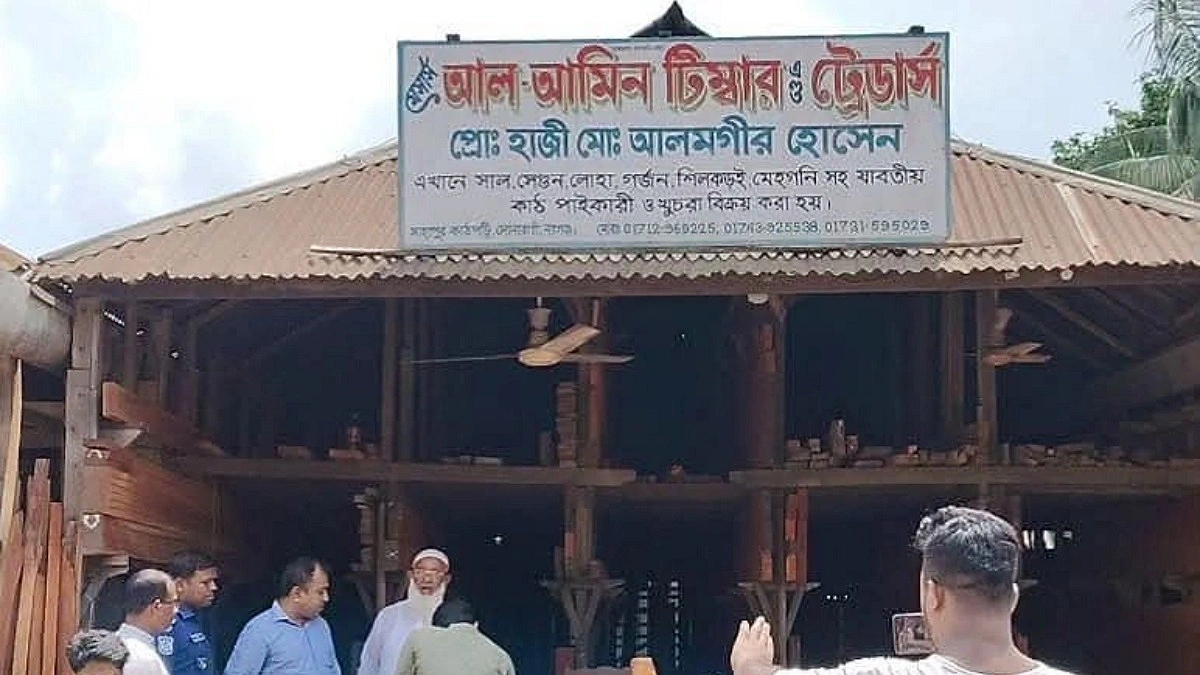 সরকারি সড়ক দখল করে গাছের স্তূপ