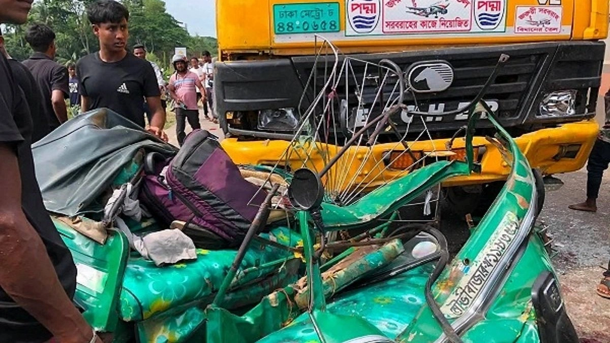 অটোরিকশাকে ট্যাংক লরির চাপা, একই পরিবারের তিনজনসহ নিহত ৪