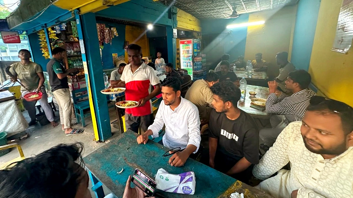 বিকাল হলেই রাধানগরে জমে ‘আলী ভাইয়ের ঝালমুড়ির’ আড্ডা