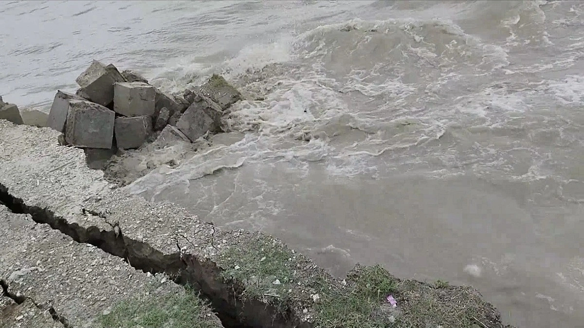 পদ্মার তীব্র ভাঙন, ঝুঁকিতে বাজার-বিদ্যালয়সহ ৫০০ পরিবার