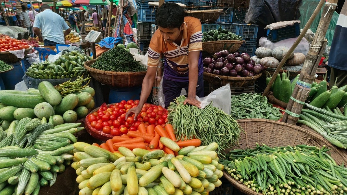 ‘বাজার করতে এলে দাম শুনে গলা শুকিয়ে যায়’