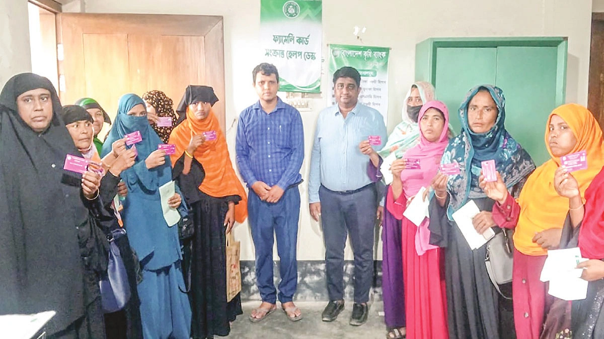 বাংলাদেশ কৃষি ব্যাংকের মাধ্যমে ফ্যামিলি কার্ড বিতরণ