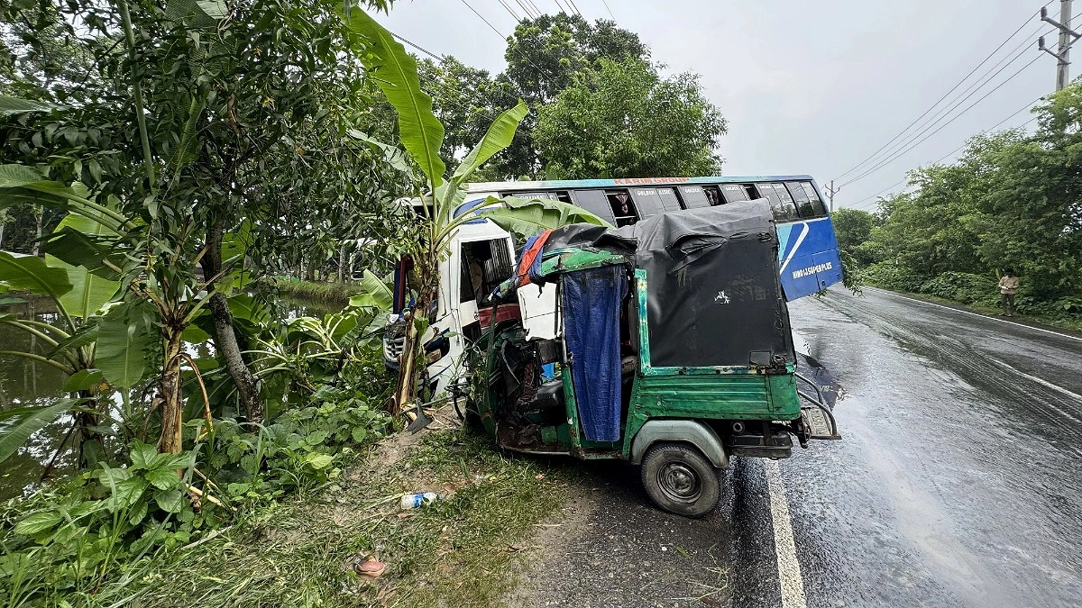 রাজবাড়ীতে বাসের ধাক্কায় মাহেন্দ্রচালক নিহত