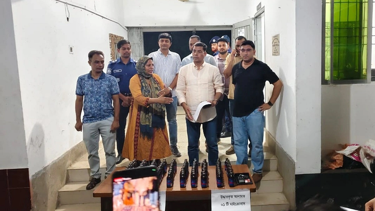 পুলিশের ধাওয়ায় খাদে গাড়ি ফেলে পালাল পাচারকারী, গাঁজা-ফেয়ারডিল উদ্ধার