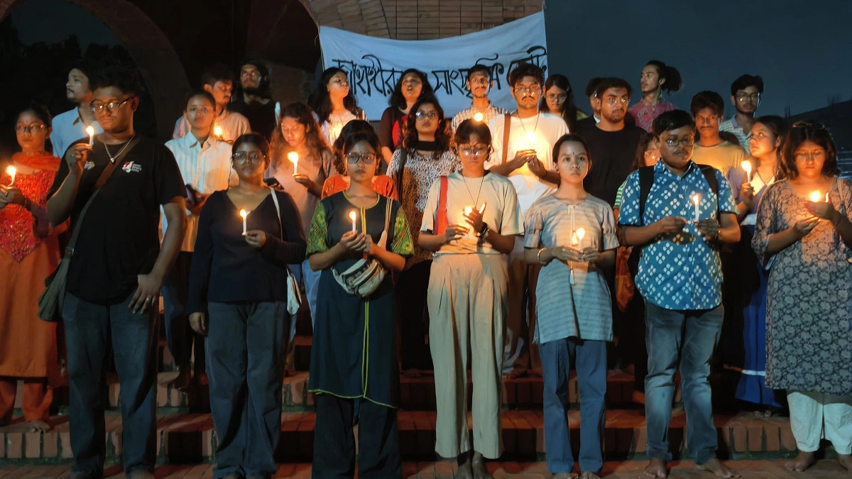 জাবিতে ‘খুনি ও ধর্ষক প্রতিরোধ দিবস’ উপলক্ষে মৌন মিছিল ও প্রদীপ প্রজ্জ্বলন