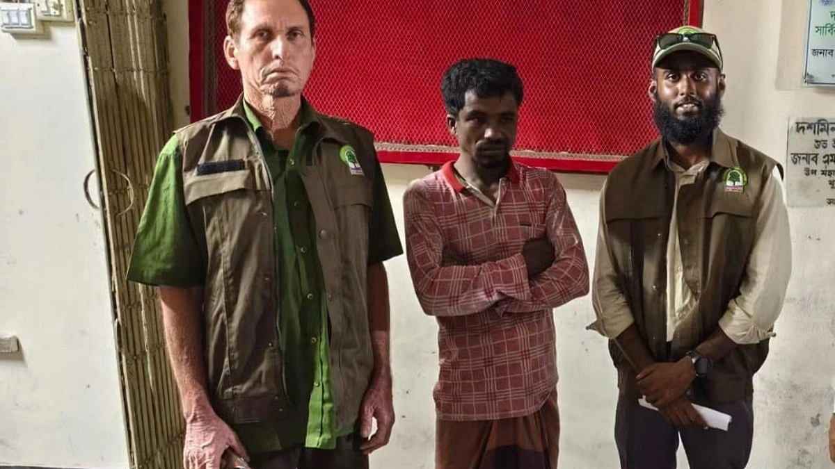 খালে বিষ দিয়ে মাছ ধরায় যুবক আটক