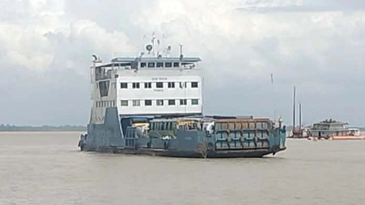 দৌলতদিয়ায় ডুবো চরে আটকা ফেরি, অল্পের জন্য রক্ষা
