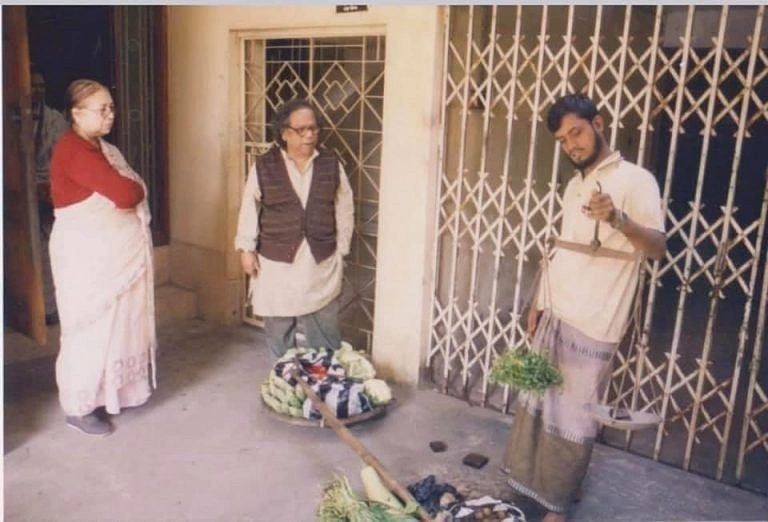 ফার্মগেটের বাসার নিচে ফেরিওয়ালার কাছে সবজী কিনছেন সস্ত্রীক শিল্পী মুর্তজা বশীর। ছবি: মোহাম্মদ আসাদ