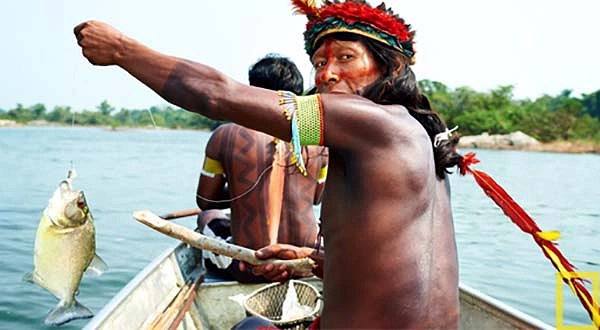 আমাজনে আদিবাসীদের মাছ ধরা।
