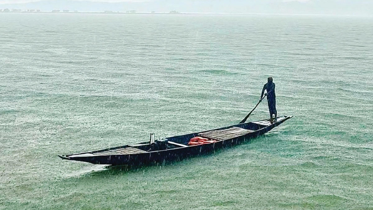 বৈঠা বেয়ে স্কুলযাত্রা