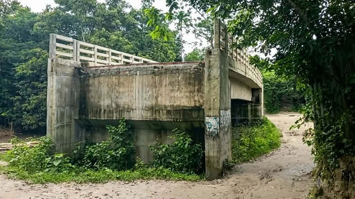 রাস্তার অপেক্ষায় ৪ কোটি টাকার সেতু