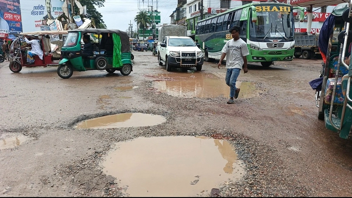 ধুলায় দুর্ভোগ, বৃষ্টিতে খানাখন্দে জলাবদ্ধতা