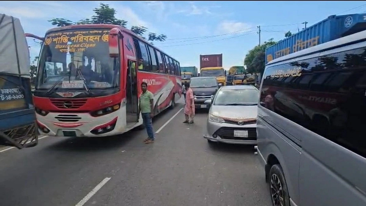 কুমিল্লায় মহাসড়কে যানজটে অ্যাম্বুলেন্সেই রোগীর মৃত্যু